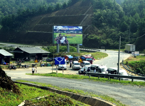 Ngã ba đường đèo cũ và đường đèo mới trên đỉnh Pha Đin