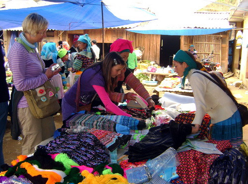 Không chỉ say mê chụp ảnh, du khách còn bị mê hoặc bởi thổ cẩm của đồng bào vùng cao