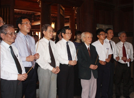 Các đại biểu và đại diện HS xuất sắc nhất dâng hương tại Quốc Tử Giám. Ảnh: gdtd.vn