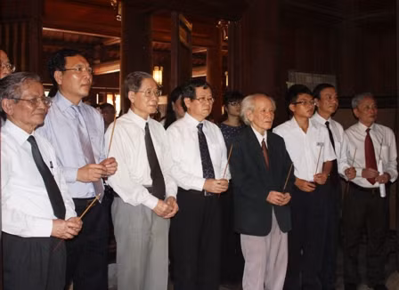 Các đại biểu và đại diện HS xuất sắc nhất dâng hương tại Quốc Tử Giám. Ảnh: gdtd.vn