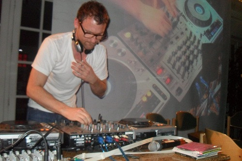  Nghệ sĩ Sven VT khuấy động chương trình bằng những bản nhạc sôi động