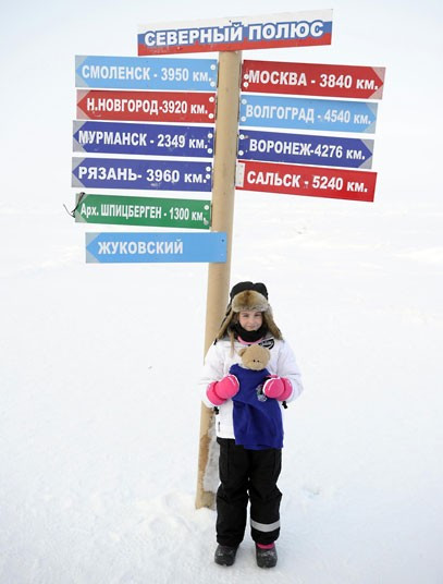 Jaimie Donovan cô bé 8 tuổi là người trẻ nhất lên tới Bắc Cực Eight-year-old Jaimie Donovan, the daughter of Irish endurance runner Richard Donovan, who has become the youngest person at the North Pole Picture: Mike King/PA