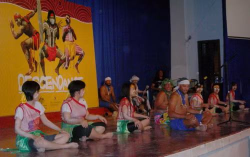 Một nhóm SV ĐH Đà Nẵng cùng tham gia biểu diễn với nhóm múa Descendance