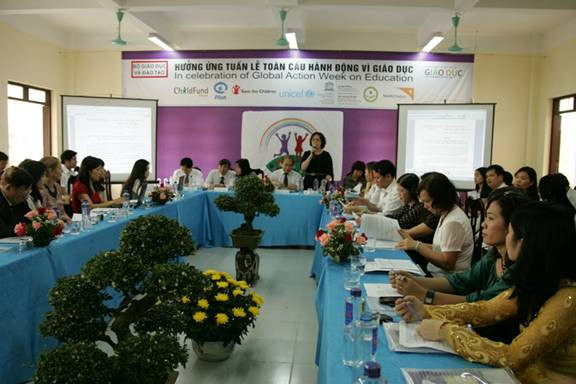 Bàn tròn thảo luận với thông điệp: “Gia đình, Nhà trường và Xã hội chung tay vì sự phát triển toàn diện của trẻ thơ