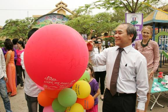 Thứ trưởng Nguyễn Vinh Hiển ký thông điệp khẳng định sự quan tâm của ngành GD vì trẻ thơ