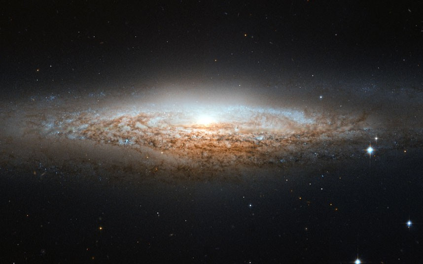Những hình ảnh ấn tượng trong tuần ảnh 5 This image shows what NASA has dubbed the UFO Galaxy. The NASA/ESA Hubble Space Telescope captured spiral galaxy NGC 2683 almost edge-on, giving it the shape of a classic science fiction spaceship.