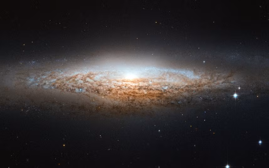 Những hình ảnh ấn tượng trong tuần ảnh 5 This image shows what NASA has dubbed the UFO Galaxy. The NASA/ESA Hubble Space Telescope captured spiral galaxy NGC 2683 almost edge-on, giving it the shape of a classic science fiction spaceship.