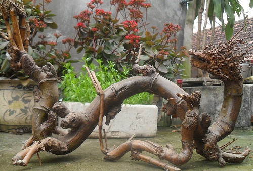 "Tình mẫu tử" là tác phẩm tạo thành từ một gốc tre và một gốc trúc, ca ngợi tình cảm cao đẹp nhất của con người, gợi nhớ về dòng giống dân tộc