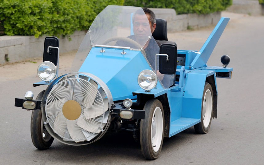 A farmer from Beijing has created a ’wind-powered’ vehicle that can reach speeds of 140km/h. The vehicle boasts batteries and electric generators, a fan in the front and two ’solar energy wings’ on the back to support electricity generation.