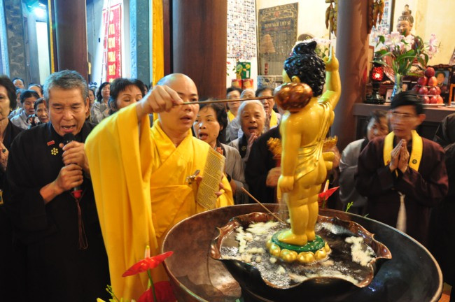 Lễ tắm Phật tại Chùa Triều Lý Quốc Sư