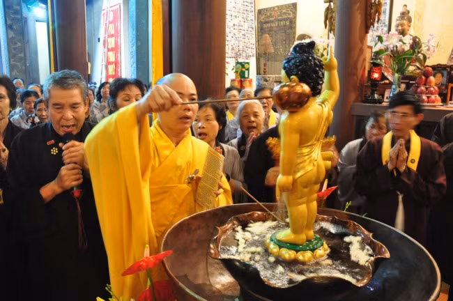 Lễ tắm Phật tại Chùa Triều Lý Quốc Sư