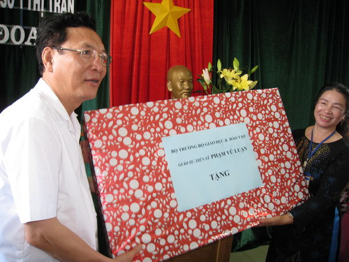 Bộ trưởng trao quà cho Trường TH số 1 thị trấn Đăk Đoa