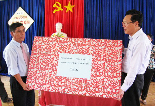 Bộ trưởng tặng quà cho Trường PTDTNT tỉnh Kon Tum.