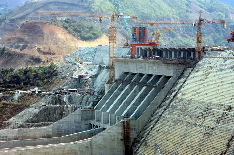 Chiến thắng 30/4/1975 - Thành quả vĩ đại của dân tộc ảnh 2 Sôi động trên đại công trường thủy điện Sơn La. ảnh gdtd.vn