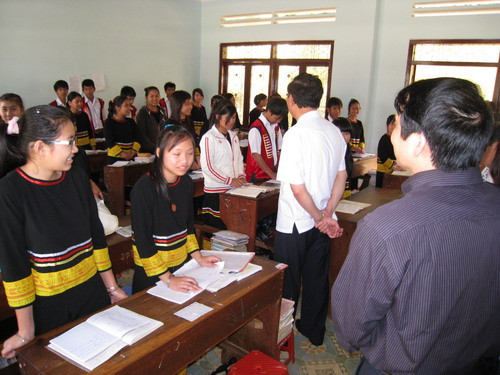 Đoàn công tác dành nhiều thời gian để thăm hỏi, động viên học sinh Đoàn công tác dành nhiều thời gian để thăm hỏi, động viên học sinh