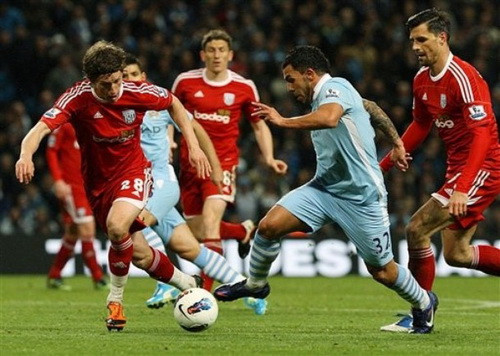 Tavez cũng đóng góp một bàn thắng cho đội nhà