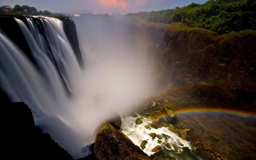 Những hình ảnh ấn tượng trong tuần ảnh 2 A moonbow - or lunar rainbow - is seen below Victoria Falls from Cataract Island in Zimbabwe. British photographer Charlie Hamilton James captured the phenomenon which is caused by the light of a bright moon hitting the water.