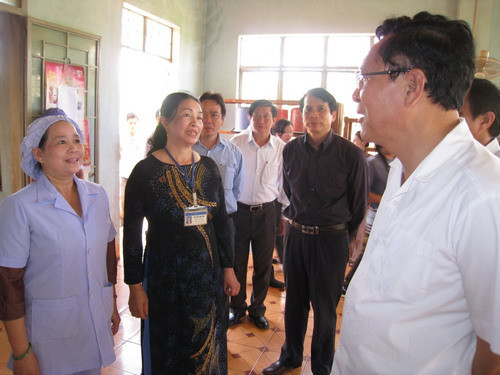 Chia sẻ những khó khăn với đội ngũ nhân viên đang công tác tại cơ sở trường học Chia sẻ những khó khăn với đội ngũ nhân viên đang công tác tại cơ sở trường học