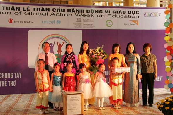 Thay mặt lãnh đạo Bộ GD&ĐT, Thứ trưởng Nguyễn Vinh Hiển tặng quà cho cô trò Trường Mầm non Hoa Hồng