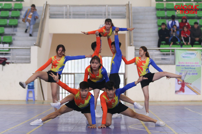 Màn vũ đạo mở màn cho lễ khai mạc giải bóng rổ tranh cup Nutifood lần thứ 1.