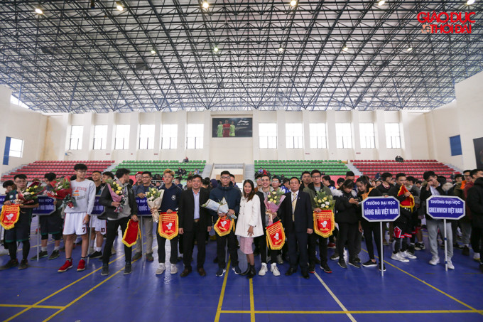 12 đội bóng tham dự sẽ được chia vào 4 bảng, mỗi bảng 3 đội, chọn ra 2 đội đứng đầu mỗi bảng lọt vào Vòng Tứ kết.