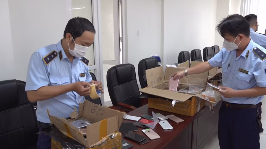 Lực lượng chức năng tiến hành kiểm tra lô hàng không rõ nguồn gốc xuất xứ.