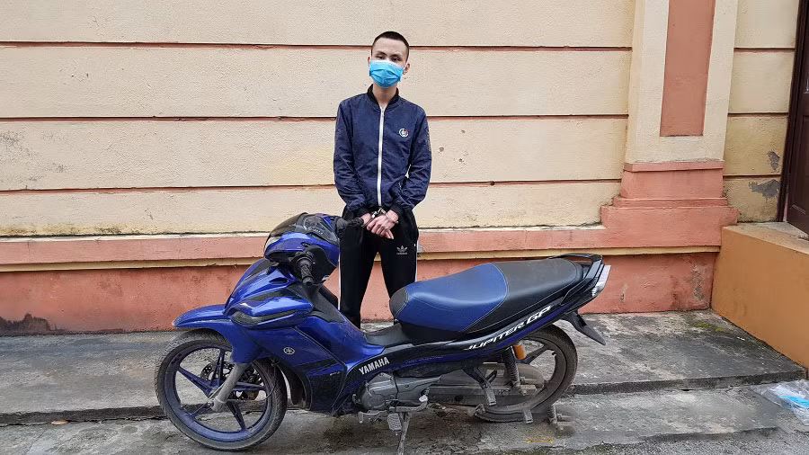 Phạm Đức Lộc cùng tang vật của vụ án.