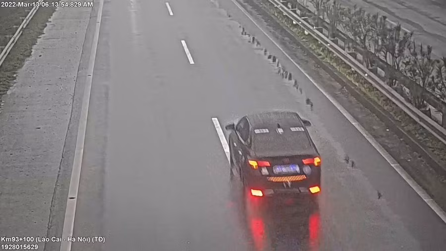 Hình ảnh chiếc xe ô tô di chuyển ngược chiều trên đường cao tốc.