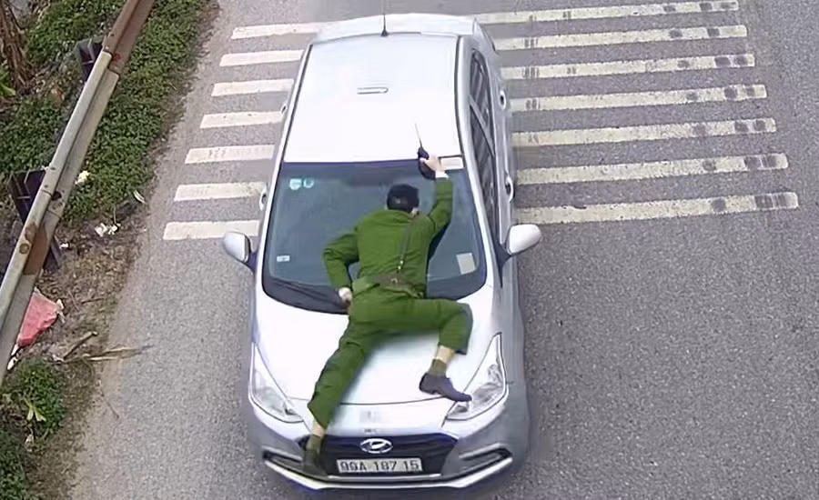 Hình ảnh sự việc được camera an ninh ghi lại.