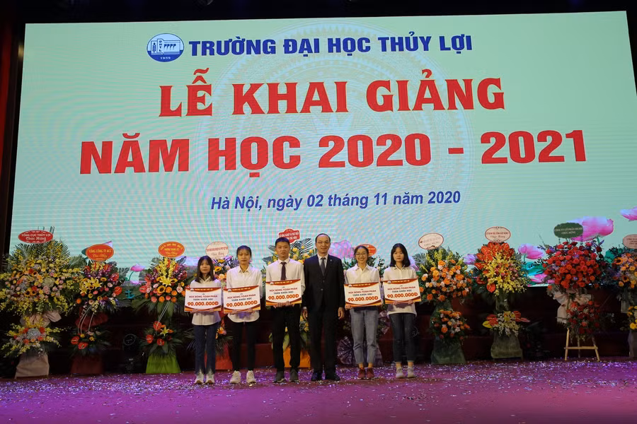 Khen thưởng cho các tân sinh viên có điểm trúng tuyển cao nhất