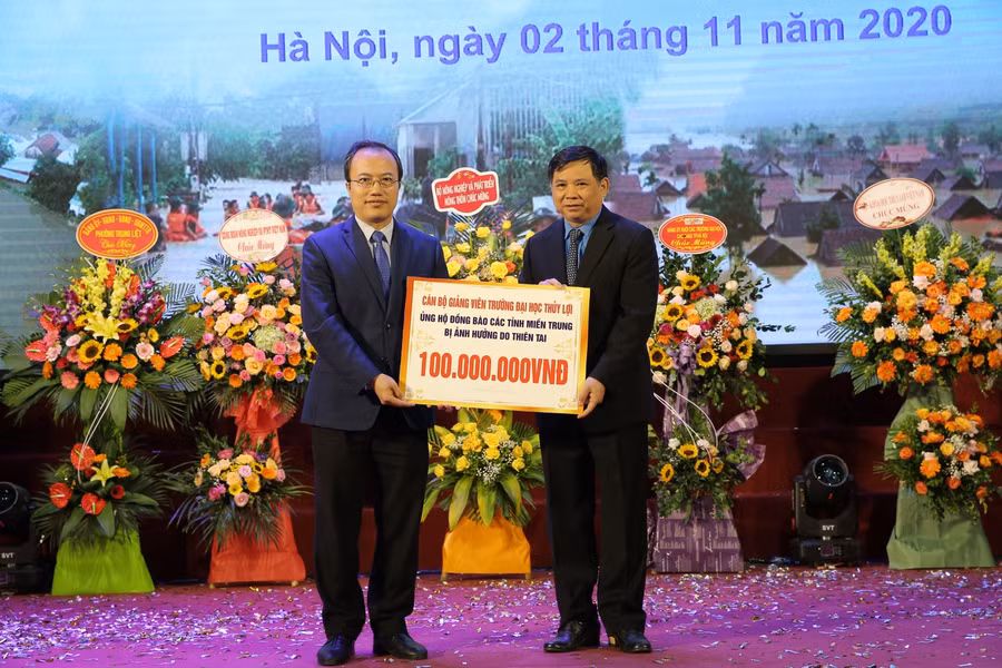 Quyên góp ủng hộ đồng bào ảnh hưỡng lũ lụt miền Trung 100 triệu đồng