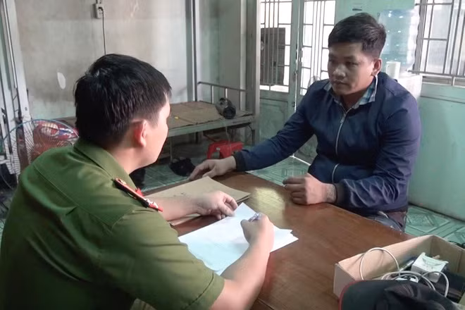 Lê Tấn Thành làm việc tại cơ quan chức năng. Ảnh: N.A.