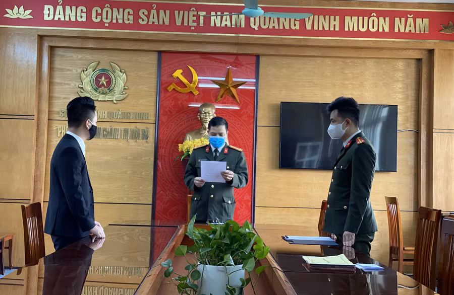 Cơ quan chức năng đọc quyết định xử phạt đối với N.Đ.G.