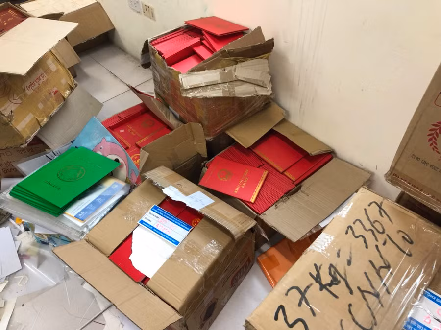 Cơ quan chức năng thu trên 5 tấn phôi và gần 4.000 con dấu. Ảnh: Công an Hưng Yên