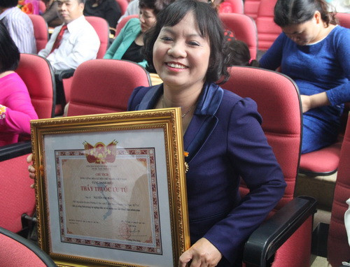 Tân Thầy thuốc Ưu tú Nguyễn Thị Hằng rạng ngời niềm vui khi được Chủ tịch nước phong tặng danh hiệu cao quý này
