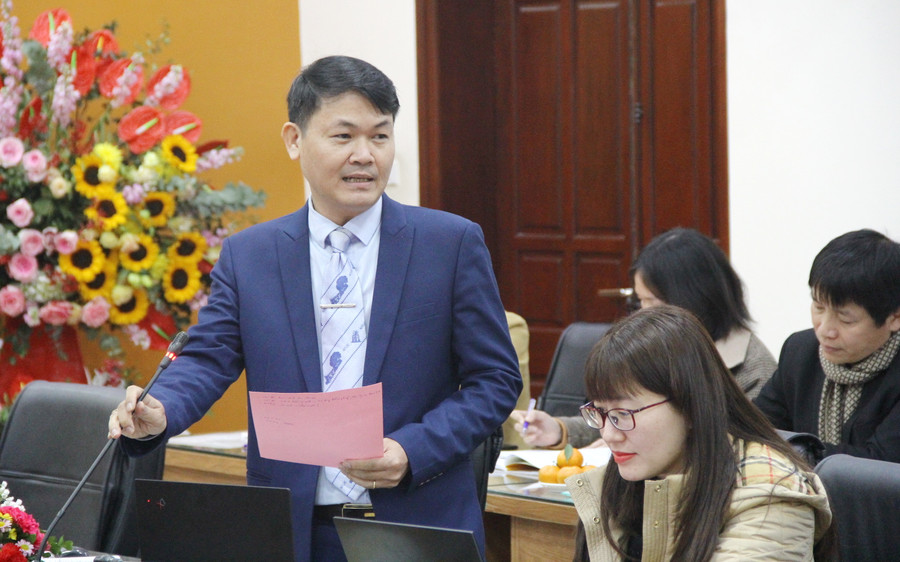 Đại biểu, nhà khoa học trao đổi, góp ý cho học viên về nghiên cứu khoa học.