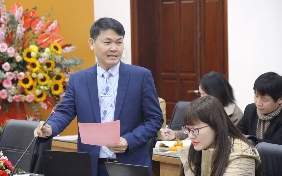 Đại biểu, nhà khoa học trao đổi, góp ý cho học viên về nghiên cứu khoa học.
