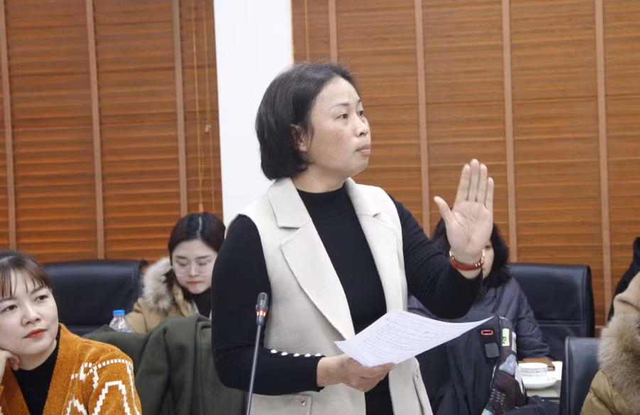 Học viên cao học thảo luận sôi nổi tại hội nghị.