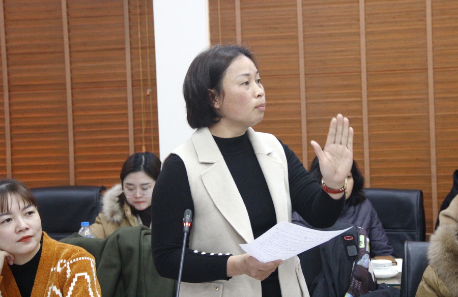 Học viên cao học thảo luận sôi nổi tại hội nghị.