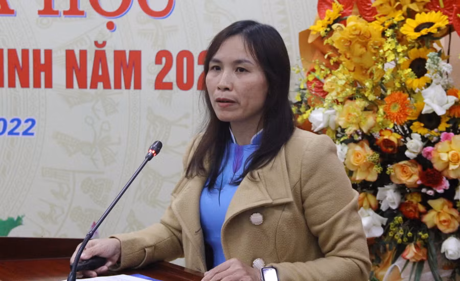 Học viên Nguyễn Thị Nam báo cáo kết quả nghiên cứu khoa học của mình tại hội nghị.