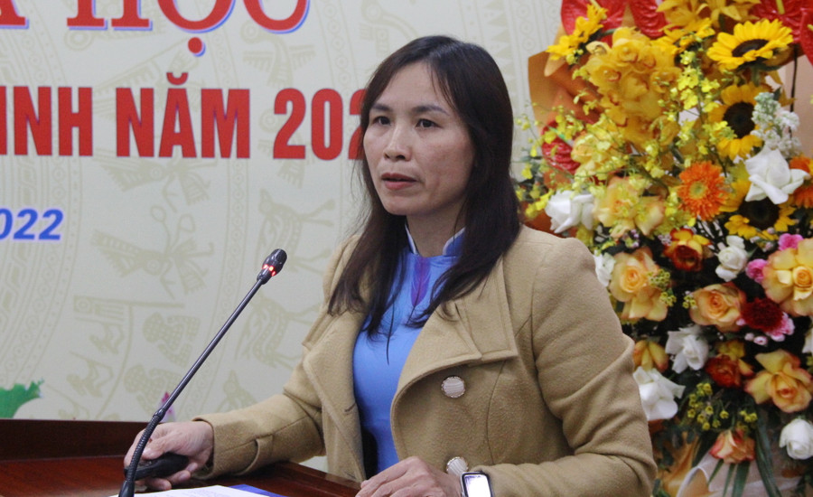 Học viên Nguyễn Thị Nam báo cáo kết quả nghiên cứu khoa học của mình tại hội nghị.