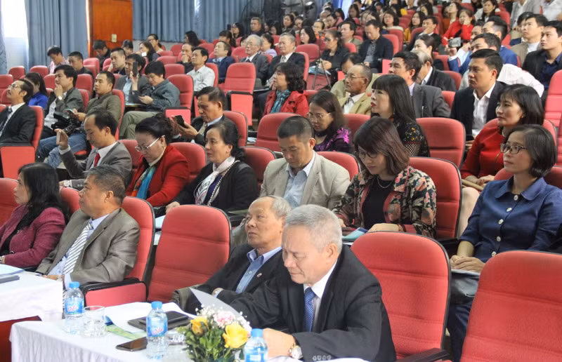 Rất đông đại biểu là các thầy thuốc nam đến dự hội thảo