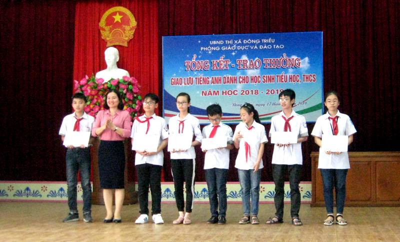 Các học sinh cấp THCS nhận giải Nhì