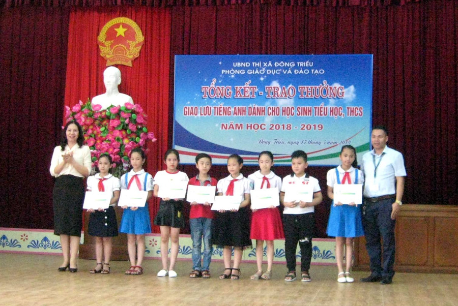 Đại diện Trung tâm tiếng Anh trao thưởng cho HS giải Ba