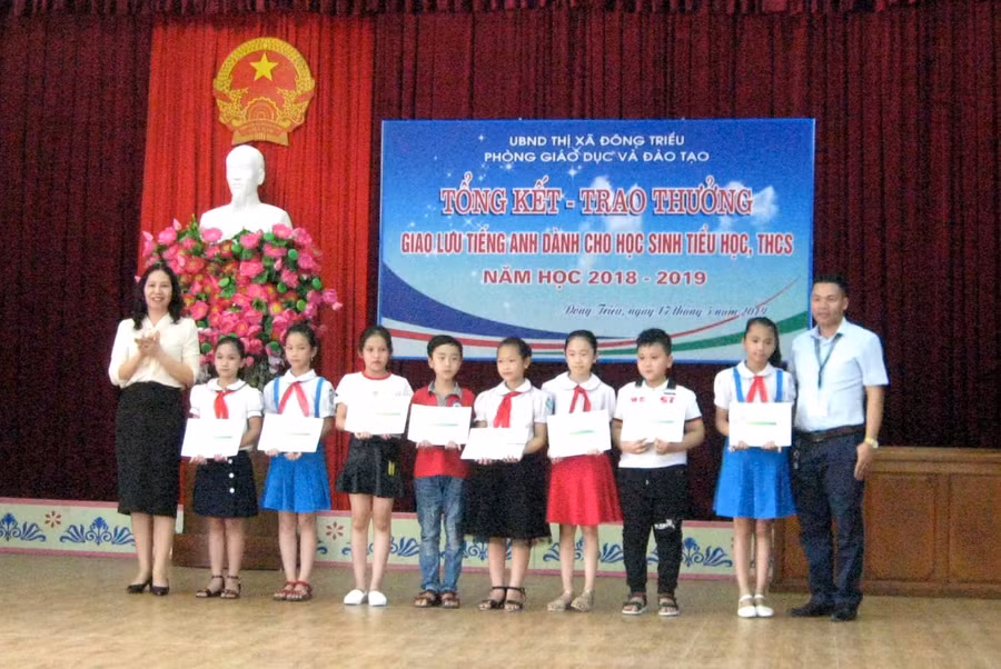 Đại diện Trung tâm tiếng Anh trao thưởng cho HS giải Ba