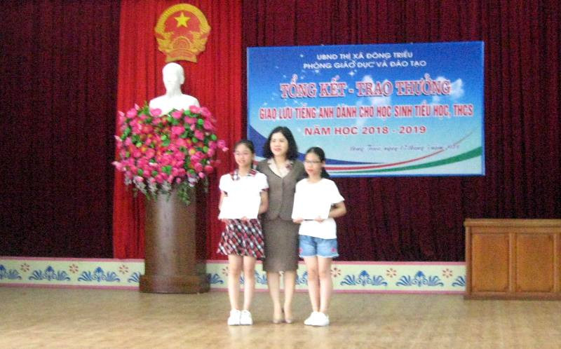 Trưởng Phòng GD&ĐT Lê Thu Trà trao thưởng cho HS giải Nhất