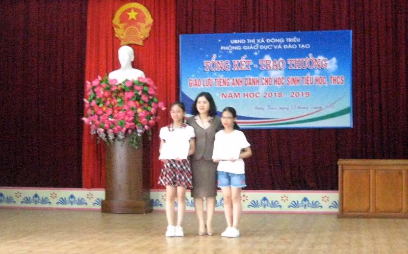 Trưởng Phòng GD&ĐT Lê Thu Trà trao thưởng cho HS giải Nhất