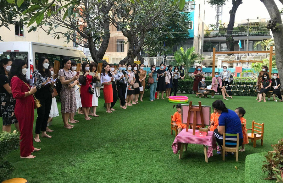 Đại biểu quan sát hoạt động chăm sóc trẻ 13 - 18 tháng tuổi tại Hội thảo Chuyên đề “Xây dựng trường mầm non lấy trẻ làm trung tâm”.