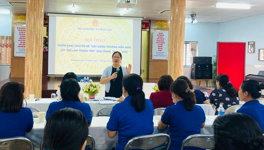 Chuyên gia Vụ GDMN trình bày tại Hội thảo Chuyên đề “Xây dựng trường mầm non lấy trẻ làm trung tâm”.