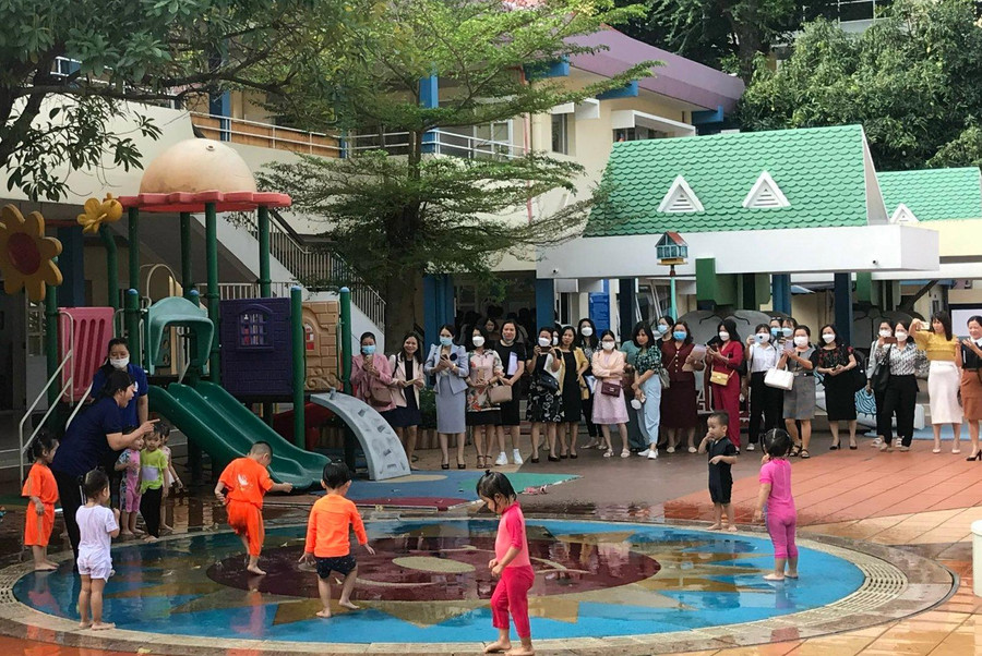 Các đại biểu quan sát hoạt động vui chơi của trẻ tại Hội thảo Chuyên đề “Xây dựng trường mầm non lấy trẻ làm trung tâm”.